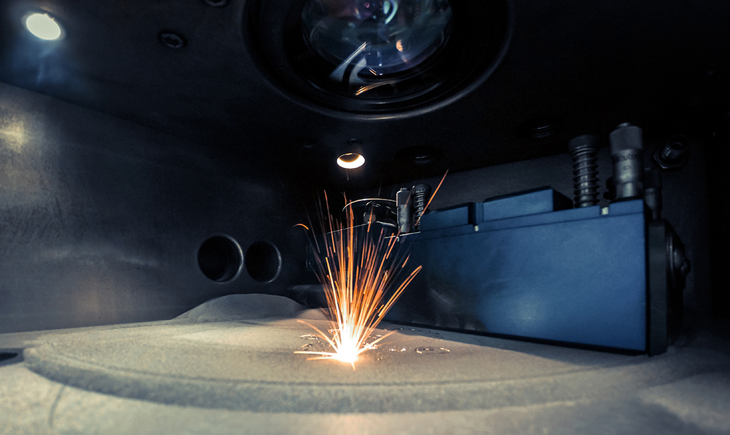  Ein 3D-Drucker, der Metall druckt. Metall wird unter der Einwirkung eines Lasers in Form gesintert.