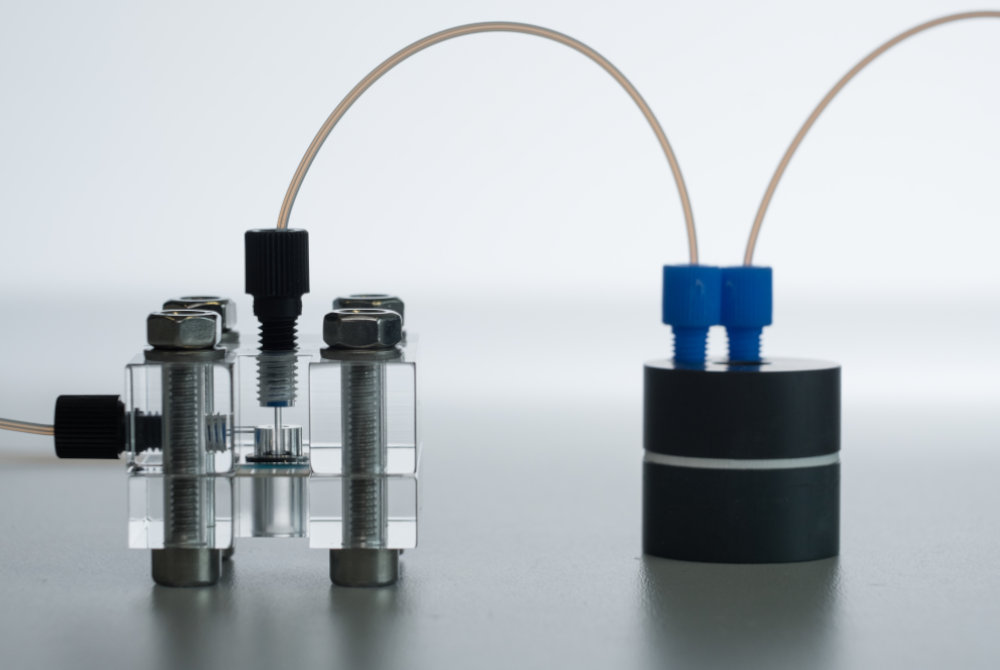 Mikrofluidische Flusszelle mit integriertem Antikörper-basiertem Biosensor zum Nachweis des Tetanustoxins. Mikrofluidische Flusszelle mit integriertem Antikörper-basiertem Biosensor zum Nachweis des Tetanustoxins.