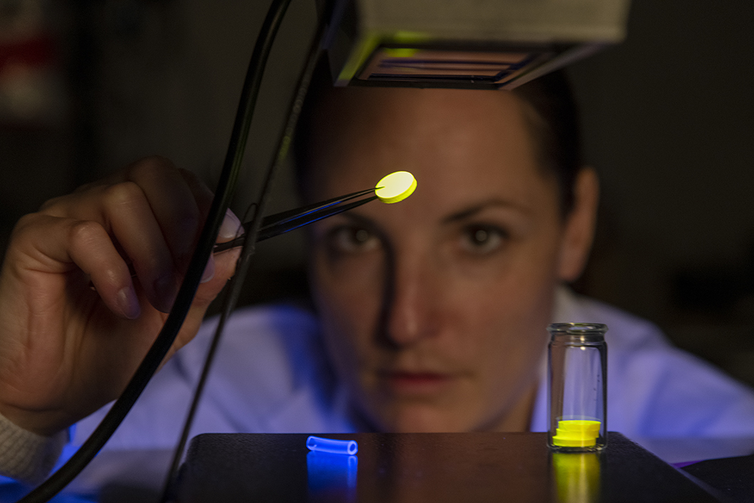 Probe unter UV-Licht für blaue LEDs, leuchtende Nanokristalle und Flourausbeutestandards Probe unter UV-Licht für blaue LEDs, leuchtende Nanokristalle und Flourausbeutestandards