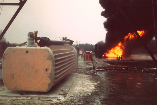 Test site Lehre-Kampstüh: After the drop test and during the fire test... Test site Lehre-Kampstüh: After the drop test and during the fire test...