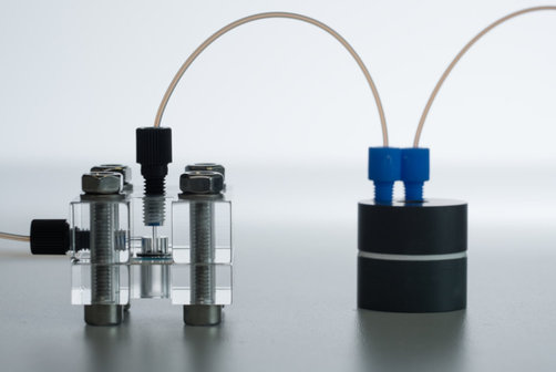 Microfluidic flow cell with integrated antibody-based biosensor for the detection of tetanus toxin.  Microfluidic flow cell with integrated antibody-based biosensor for the detection of tetanus toxin.