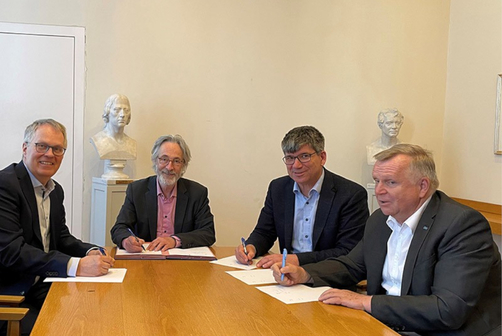 From left to right: Prof. Dr. U. Panne (BAM), Prof. Dr. Ch. Schneider, Vice President for Research (HU), Prof. Dr. B. Rech, Scientific Director of HZB, and Th. Frederking, Commercial Director of HZB.  From left to right: Prof. Dr. U. Panne (BAM), Prof. Dr. Ch. Schneider, Vice President for Research (HU), Prof. Dr. B. Rech, Scientific Director of HZB, and Th. Frederking, Commercial Director of HZB.