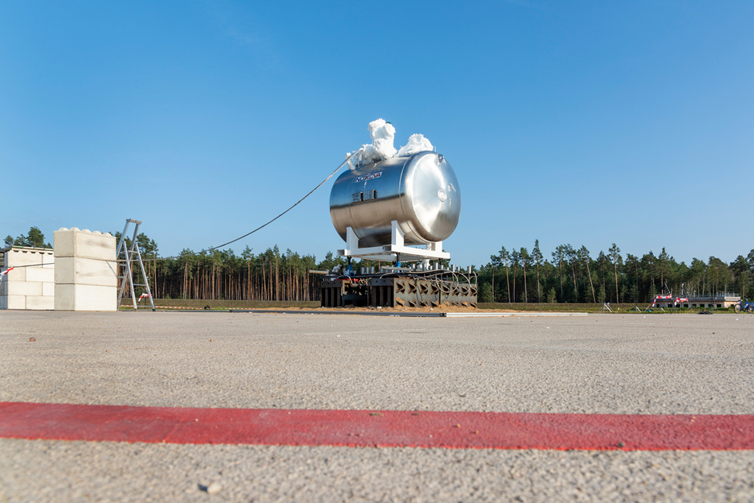 Test  preparation on vacuum-insulated cryogenic liquid hydrogen tank 