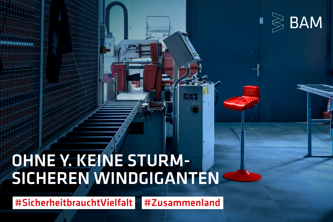 Leeres dunkles Labor mit einem roten Hochstuhl, der heraussticht, vor einem Steuerungspult