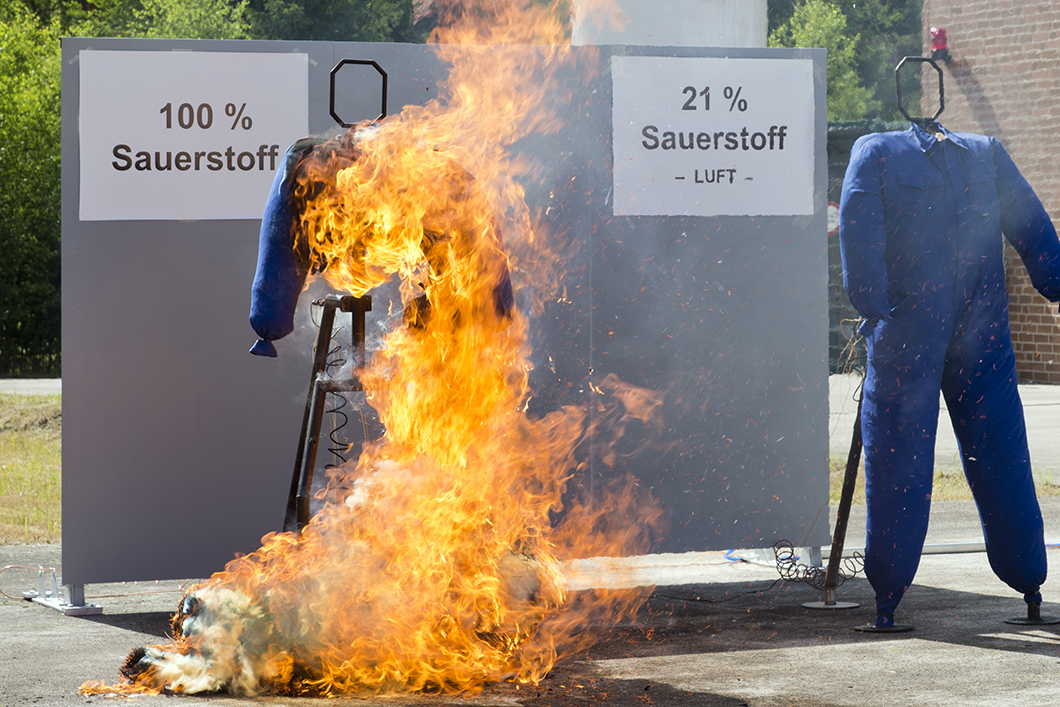 Versuch zur anschaulichen Darstellung der brandfördernden Eigenschaften von Sauerstoff Versuch zur anschaulichen Darstellung der brandfördernden Eigenschaften von Sauerstoff