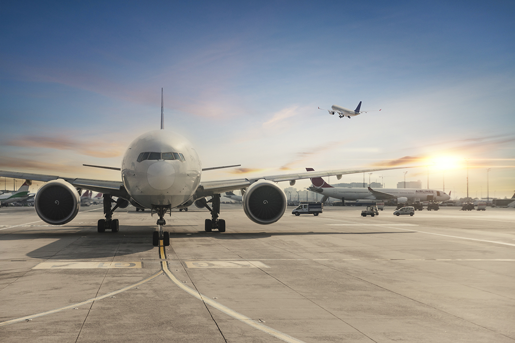 Frontansicht eines gelandeten Flugzeugs Frontansicht eines gelandeten Flugzeugs