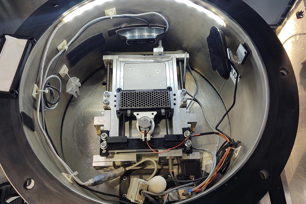 Anlage Parabelflug 3D-Druck im Weltall mit Wabenstruktur-Pulverreservoir Anlage, mit der additive Fertigung unter Schwerelosigkeit untersucht wird