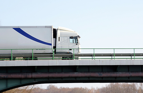Ein Lastkraftwagen f&auml;hrt &uuml;ber eine Br&uuml;cke.