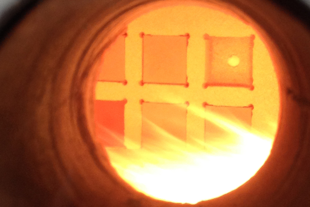 Blick in den Pr&uuml;fofen w&auml;hrend eines Brandversuchs mit Leichtm&ouml;rteln auf Basis von alkaliaktivierter Flugasche
