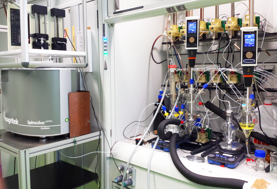 Paper des Monats 11/2021: TF Analytical Sciences Messaufbau: ‚Chemputer‘ und Analytikmodul mit Benchtop NMR