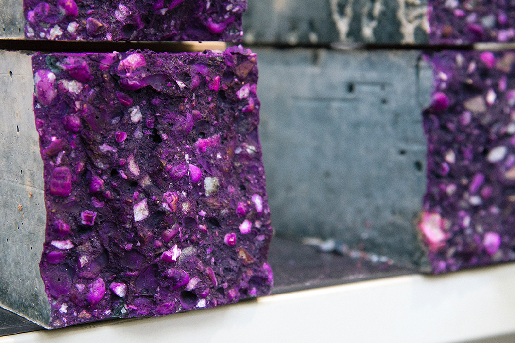 Paper des Monats 07/2023: TF Infrastruktur Assessment of the carbonation resistance of alkali-activated concretes by spraying with phenolphthalein. The colouring of the complete fracture surface demonstrates that significant carbonation has not yet taken place.