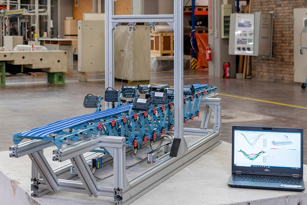 Paper of the month 10/2023: Infrastructure The model of a bridge and its digital twin in the lab