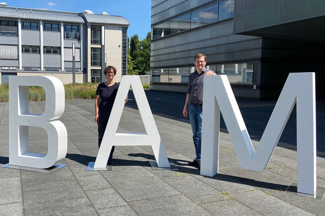Dr. Franziska Emmerling und Dr. Bj&ouml;rn Meermann vor den BAM-Buchstaben in Adlershof