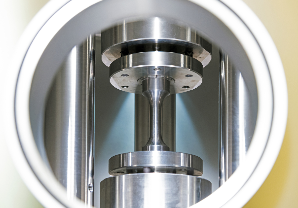 Bei der Hohlzugprobentechnik wird eine Metallprobe gleichzeitig Wasserstoff und mechanischer Belastung ausgesetzt. Das Pr&uuml;fverfahren ist deutlich unaufwendiger als bisherige Methoden. 