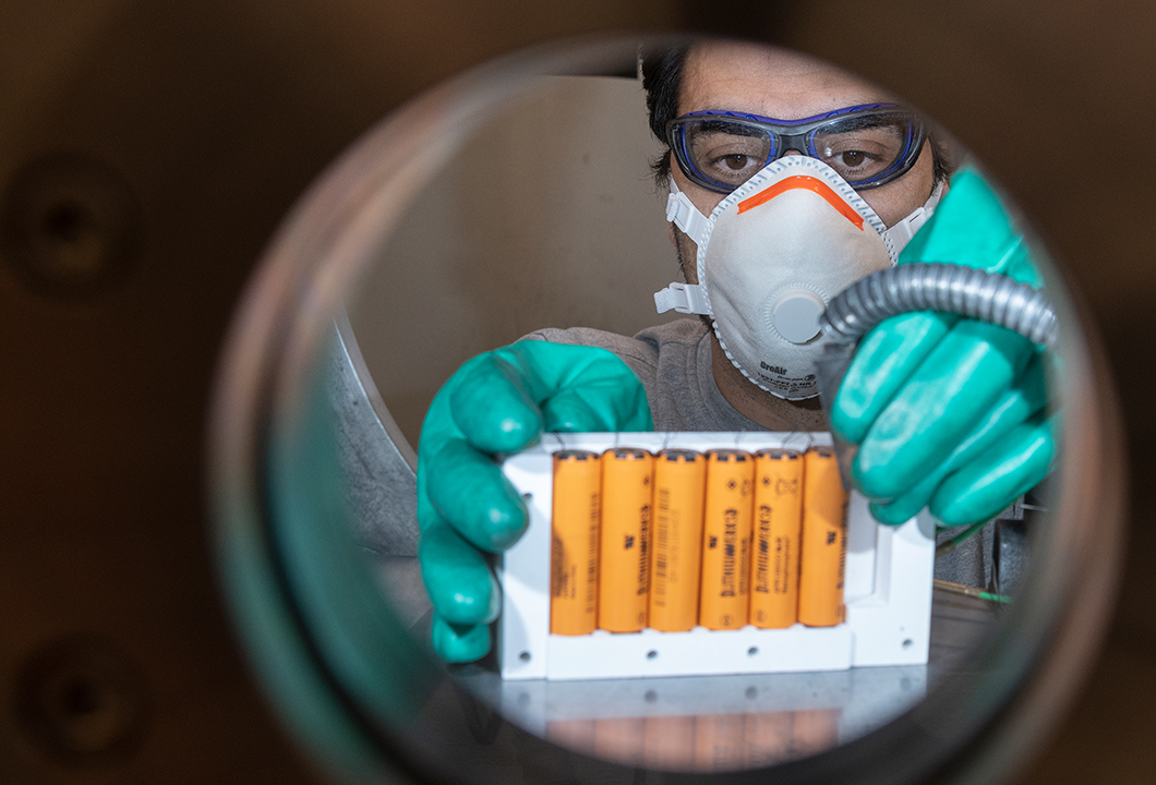 Batterietestzentrum, Batterien bei einem Versuch in der Pr&uuml;fkammer