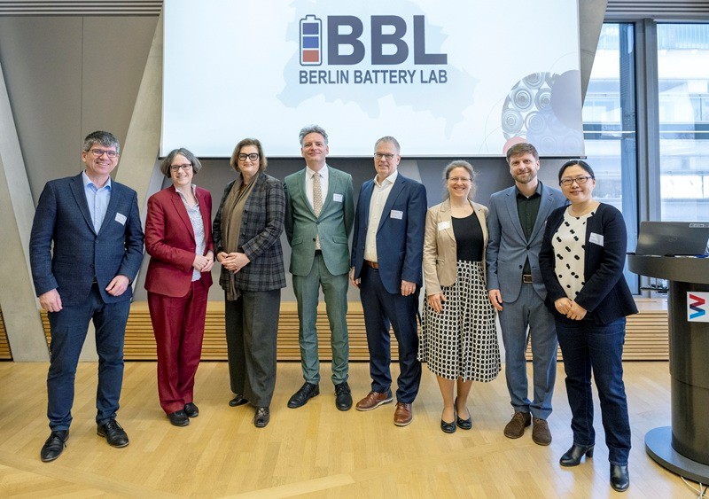 V.l.n.r.: Prof. Bernd Rech, Prof. Julia von Blumenthal, Dr. Ina Czyborra, Prof. Philipp Adelhelm, Prof. Ulrich Panne, Saskia Vormfelde, Dr. Tim Fellinger, Prof. Yan Lu. 