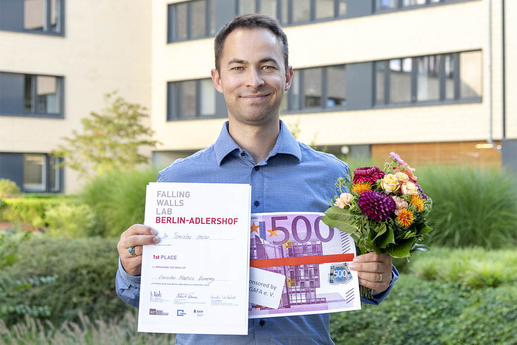 Dr. Tomislav Stolar hat das Falling Walls Lab Adlershof 2023 mit seinem Science Pitch &bdquo;Breaking the wall of circular plastics economy&rdquo; gewonnen.