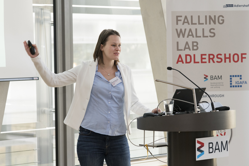 Falling Walls Lab Adlershof Nachwuchswissenschaftlerin beim Falling Walls Lab Adlershof