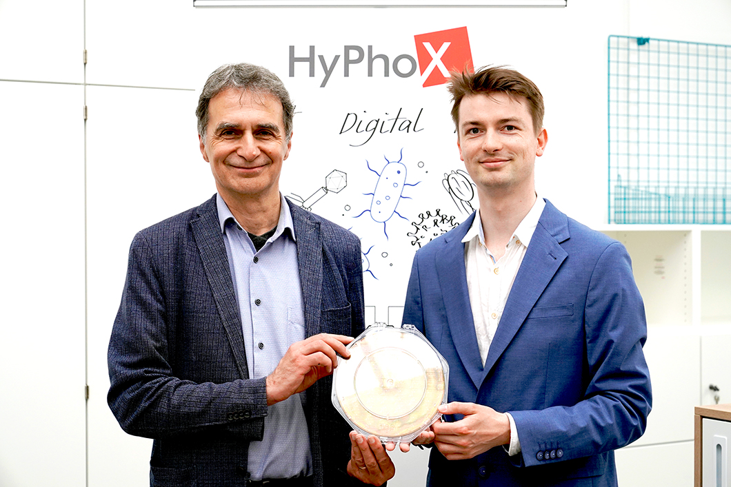 HyPhoX HyPhoX-Gründer Dr. Martin Paul (rechts) und der wissenschaftliche Berater der Ausgründung, Dr. Michael G. Weller von der BAM (links) präsentieren einen neuen Wafer für die Biosensor-Entwicklung.