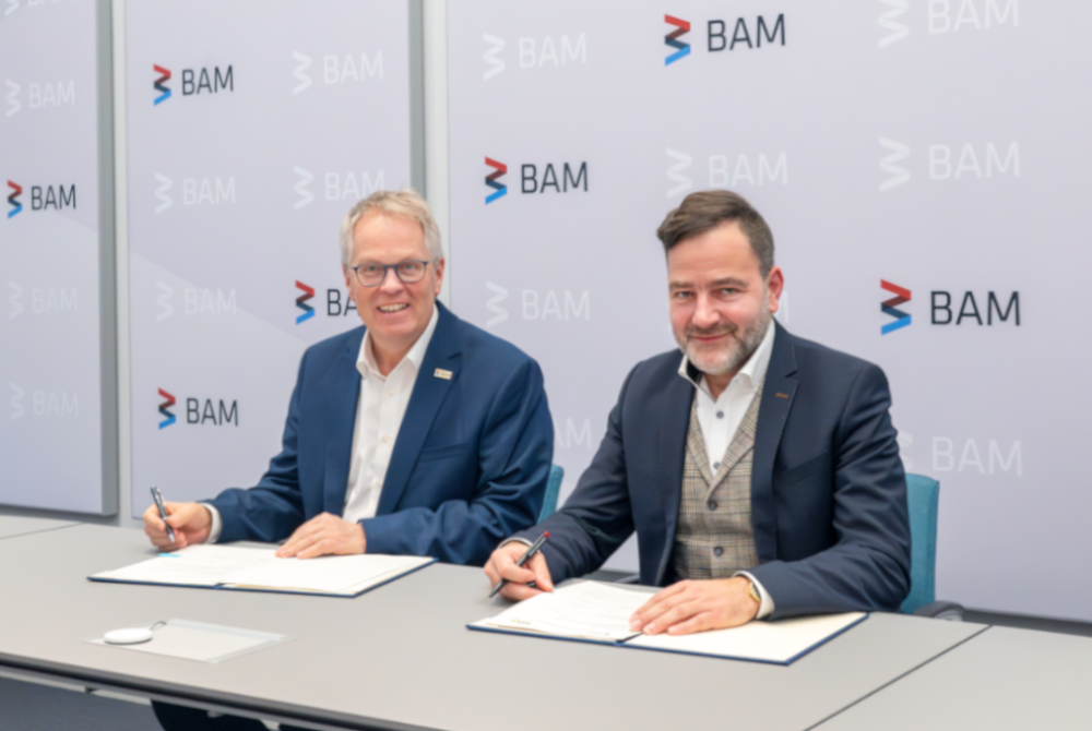 Die Pr&auml;sidenten der BAM und der BASt, Prof. Dr. Ulrich Panne und Prof. Dr. Markus Oeser bei der Unterzeichung des MoU.
