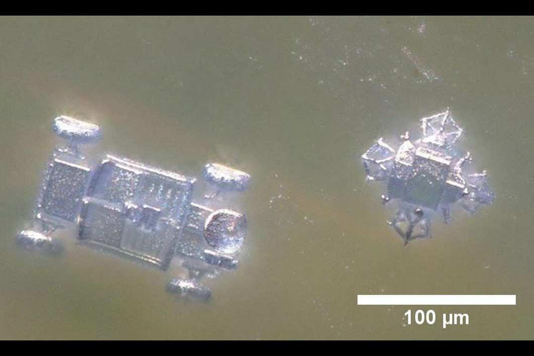 Ein transparenter Minitatur-Rover und Landesph&auml;re gedruckt aus Keramik mit Details von wenigen Mikrometern.