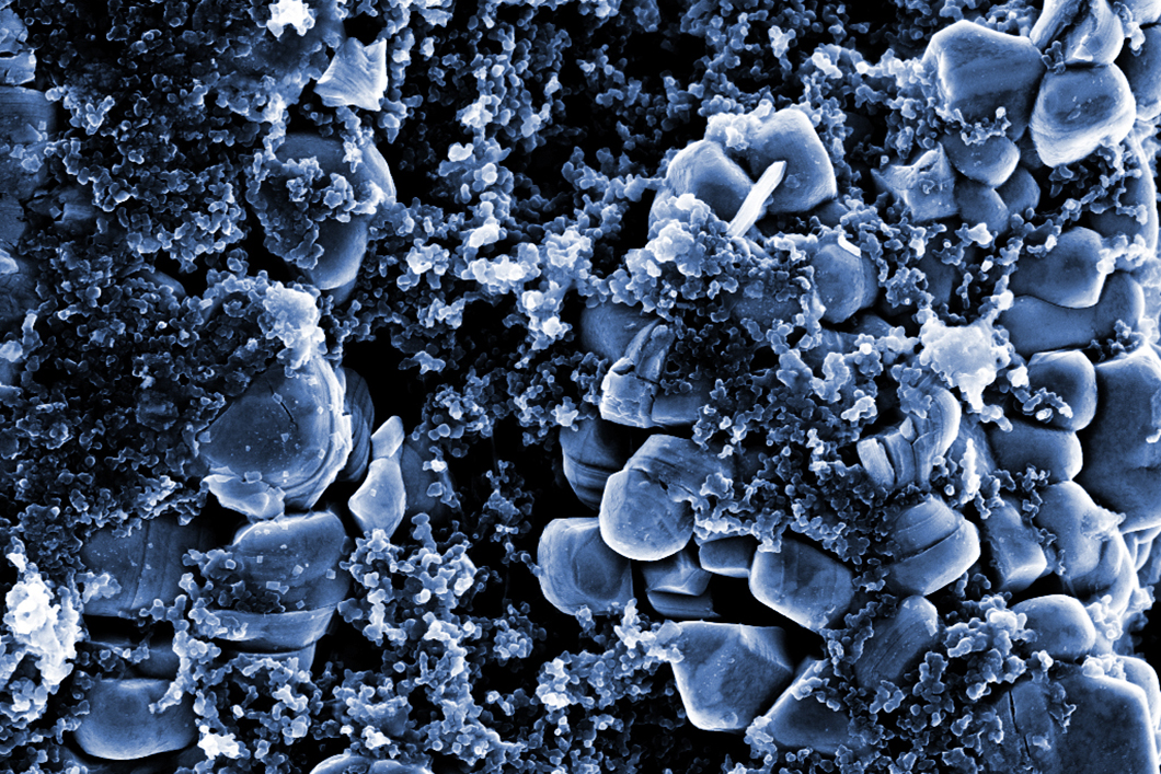 Nanomaterialien in LIBs Rasterelektronenmikroskopische Aufnahme der positiven Elektrode einer Lithium-Ionen-Zelle. Die kleineren Nanopartikel aus Kohlenstoff sollen die Leitfähigkeit verbessern.