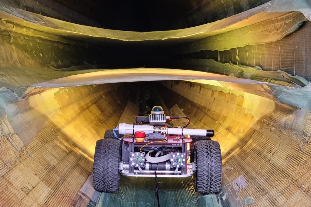 Der Roboter im Innenraum eines Rotorblatts. Mit seinen hochentwickelten Sensorsystemen kann er beginnende Schäden besonders frühzeitig erkennen.