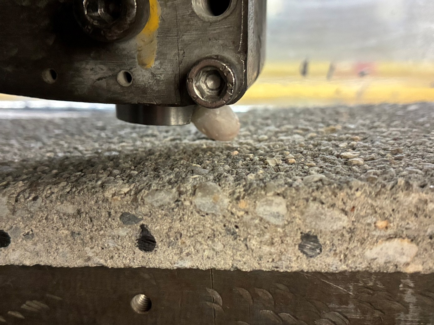 Schlaghebel mit Quarzgestein-Schlagbolzen auf einer Schlagplatte aus Beton mit eingebettetem Quarzgestein vor einem Schlagversuch in der BAM-Schlagfunkenapparatur mit einem explosionsf&auml;higen Gasgemisch aus Wasserstoff und Luft zur Untersuchung der Z&uuml;ndwirksamkeit des mechanischen Schlags.