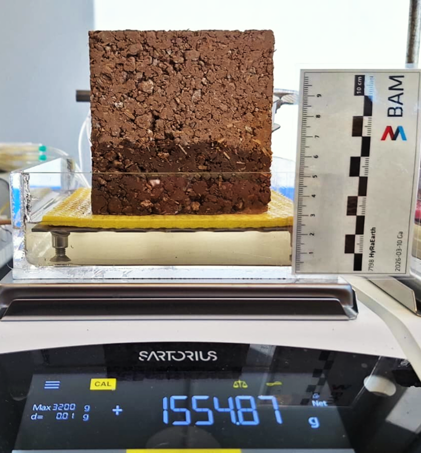Ein Lehmblock auf einer Waage Ein Lehmblock auf einer Waage