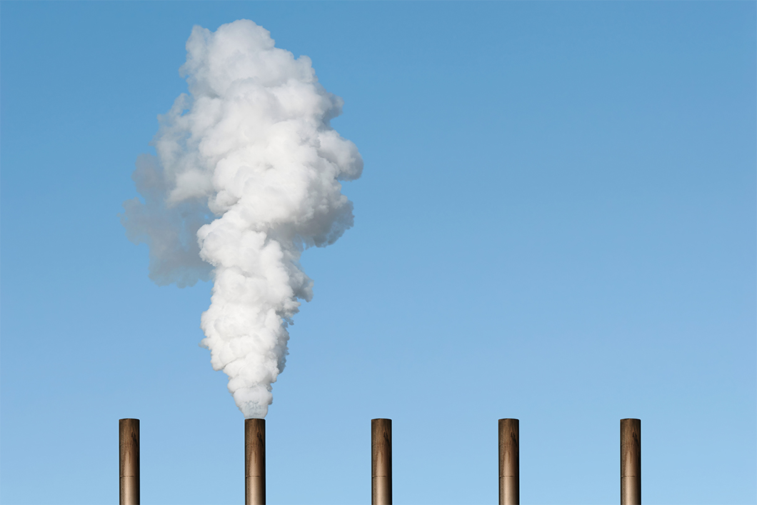CO2 Emission Schornsteine mit Emissionswolke