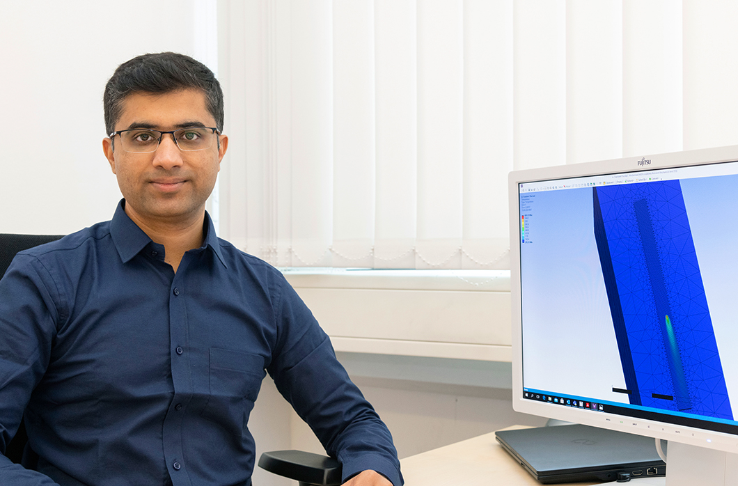 FitForAM - Dr. Chaudry Dr. Chaudry vor einem Bildschirm