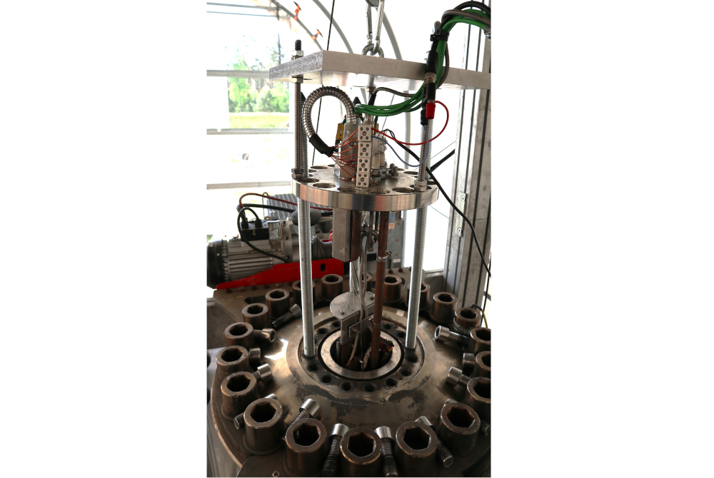 Experimental preparation: Inserting the cell holder on the autoclave lid into the autoclave