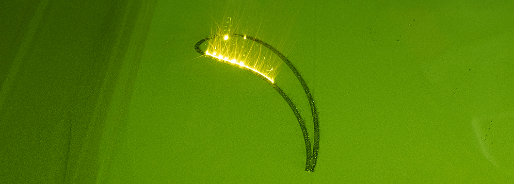 Blick in den Laser Powder Bed Fusion Prozess Turbinenschaufel