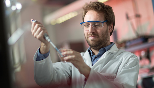 Dr. J&eacute;r&eacute;my Bell in the laboratory