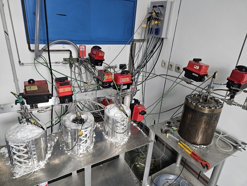 The test setup with pressure-resistant autoclaves