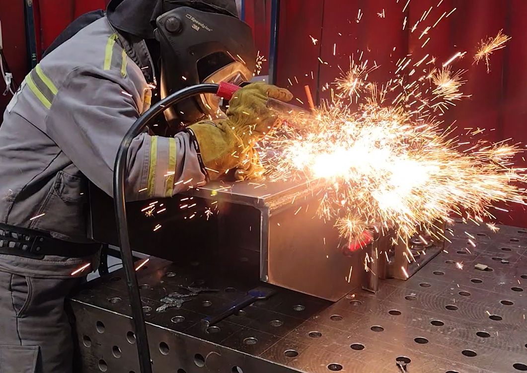Ausfugen und schwei&szlig;technische Reparatur an einem Mobilbaukransegment