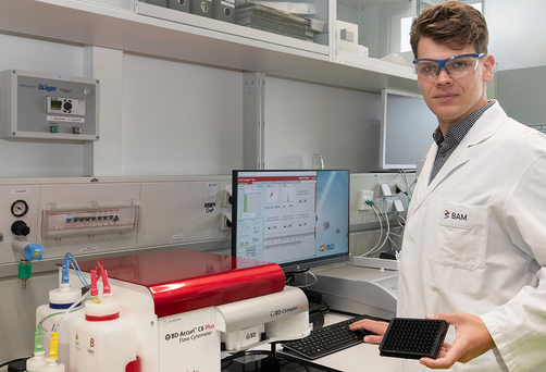 SAFIA Technologies in research and development activities Dr. Timm Schwaar monitoring the SAFIA particles on a flow cytometer