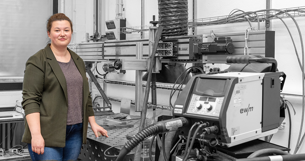 Projektmitarbeiterin Nina Schr&ouml;der an ihrem Arbeitsplatz