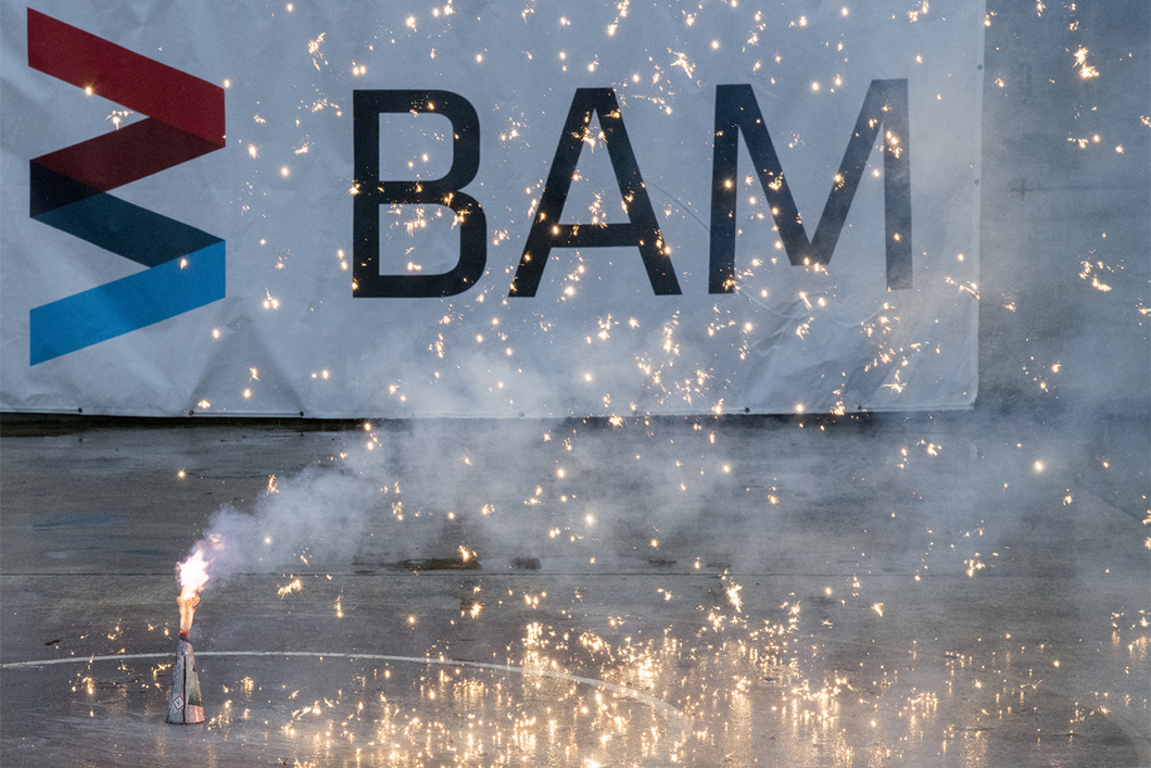 Silvester Demonstration BAM Demonstration von Silvesterfeuerwerk auf dem Gelände der BAM