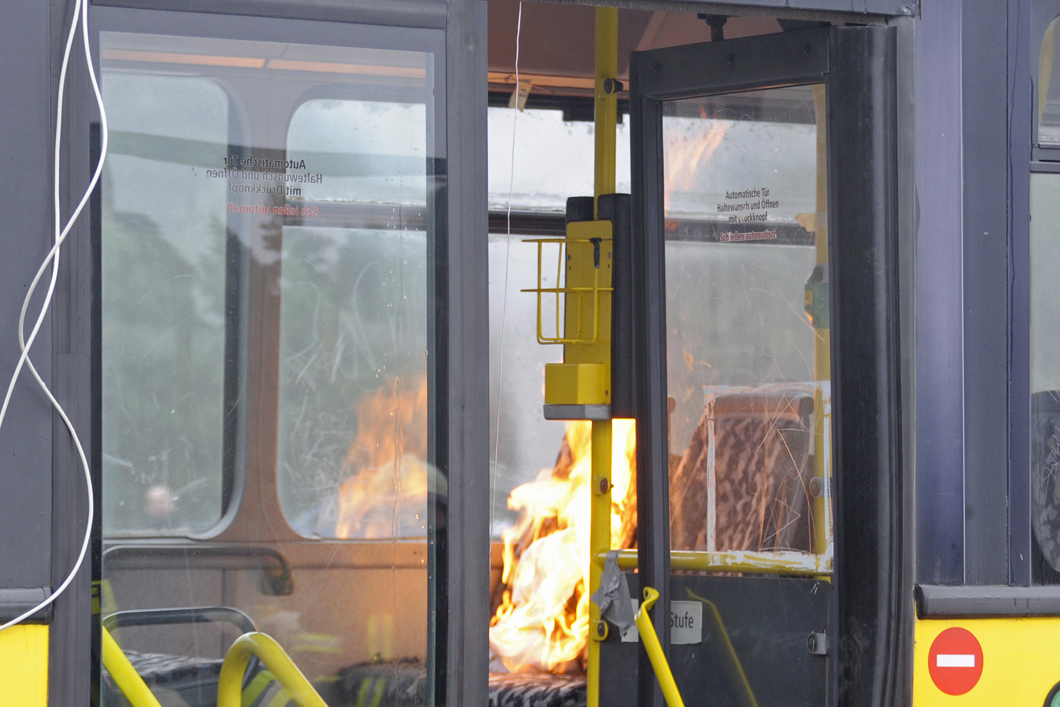 Brandexperten aus der BAM f&uuml;hren experimentelle Untersuchungen zur Brandausbreitung in Bussen durch