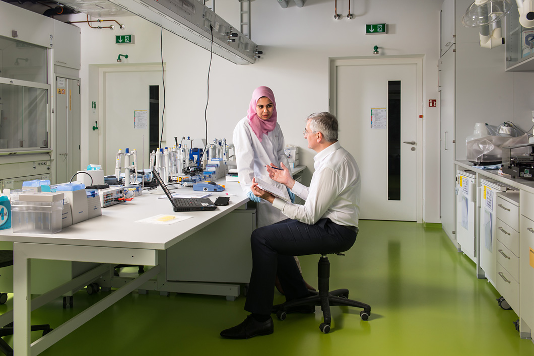 Dr. Rudolf Schneider und Nahla Abdelshafi forschen an einem einfachen Verfahren zur Ermittlung von Umweltgiften z.B. in Gew&auml;ssern und Trinkwasser.