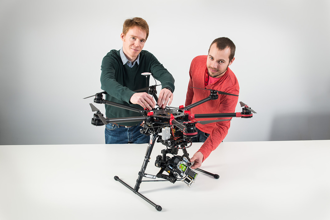 Dr.-Ing. Matthias Bartholmai und Dr. rer. nat. Patrick Neumann und ihr neuer Hexakopter mit integrierter Gassensorik.