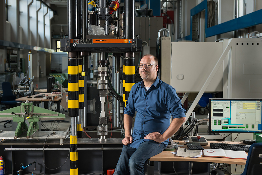 Pionier des Bio-Beton Dr. Dipl.-Ing Wolfram Schmidt in the test hall of the Department of Safety of Structures. One of his concrete samples is being tested for tension and pressure.