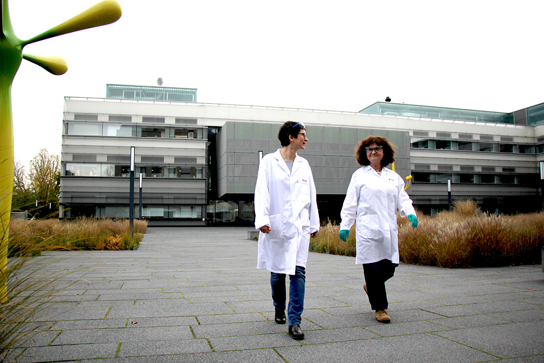 Visiting scientist Dr Ana Belenguer (right) with BAM scientist Dr Franziska Emmerling in Adlershof