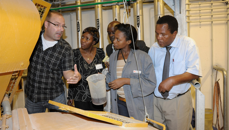 BAM concrete laboratory: Dr. Wolfram Schmidt explains the advantages of additives to African colleagues.