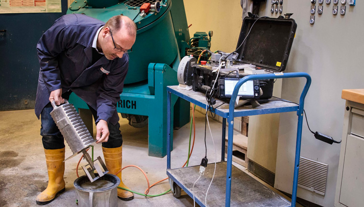 Dr. Wolfram Schmidt uses a rheometer in the lab to examine the flow properties of concrete.