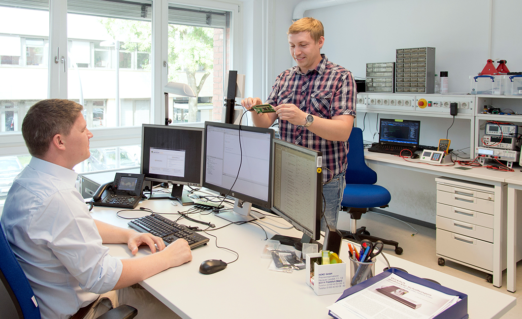 Viktor Feller und Sergej Johann Viktor Feller und Sergej Johann bei der Weiterentwicklung ihrer Messsysteme