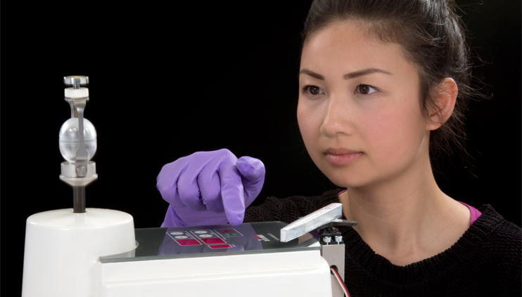 Doktorandin Thi Yen Nguyen bedient die Kugelm&uuml;hle mit dem von der BAM entwickelten Mahlbecher.