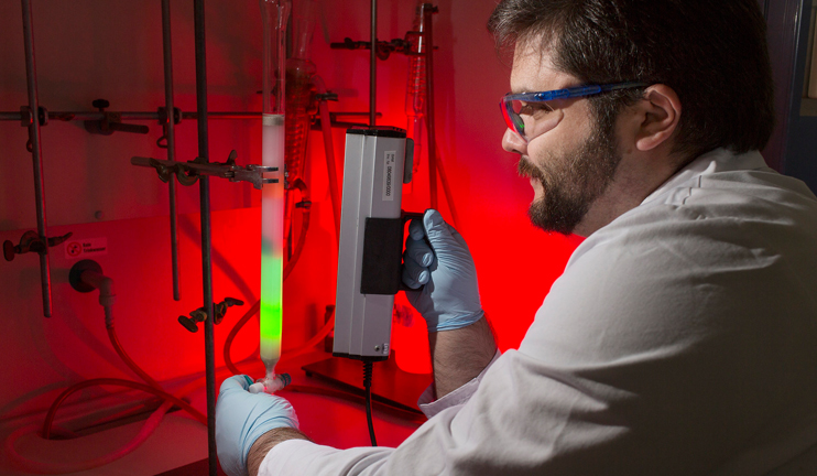 Eine UV-Lampe macht grün und rot fluoreszierendes Material sichtbar.