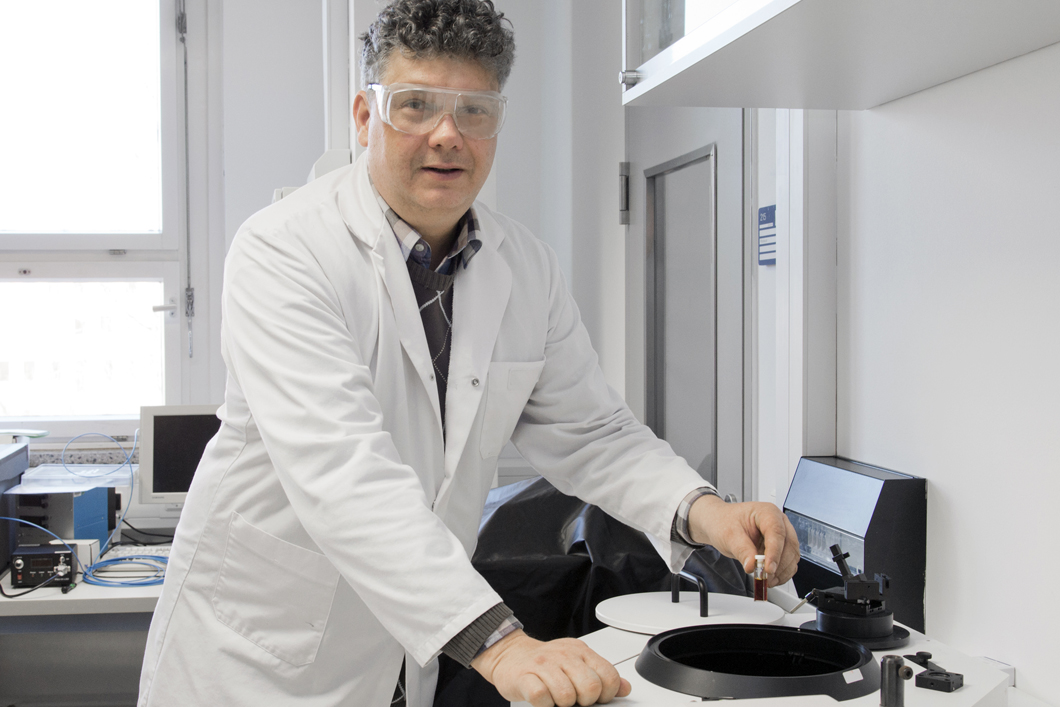 Dr. Michael Sch&auml;ferling bei der spektroskopischen Analyse von fluoreszierenden Nanopartikeln